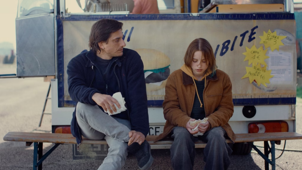 Paternal Leave Film İncelemesi Arakat Mag 2025 Alissa Jung Joy Falletti Cardillo Arturo Gabriellini Juli Grabenhenrich