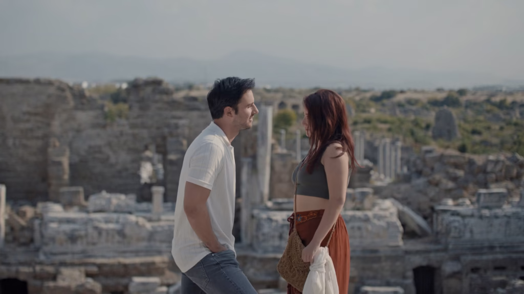 Büşra Bilginer ile Kıyıda Filmi Üzerine Röportaj Arakat Mag Yazarı Sude Söyler MUBI BKZ İletişim