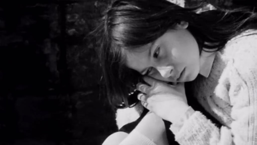 A Ay Film İncelemesi Arakat Mag 1988 MUBI Türkiye Yeni Restorasyon Reha Erdem Yeşim Tozan Gülsen Tuncer Nurinisa Yıldırım