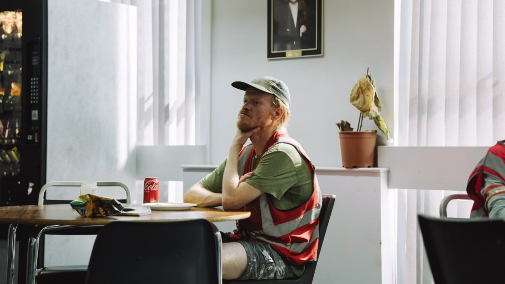 Bugonia Film İncelemesi Arakat Mag 2025 Yorgos Lanthimos Emma Stone Jesse Plemons Aidan Delbis