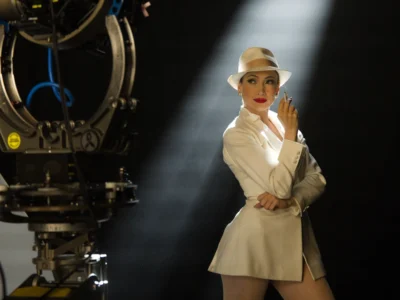 Kiss of the Spider Woman Film İncelemesi Arakat Mag 2025 Filmekimi Bill Condon Diego Luna Tonatiuh Jennifer Lopez