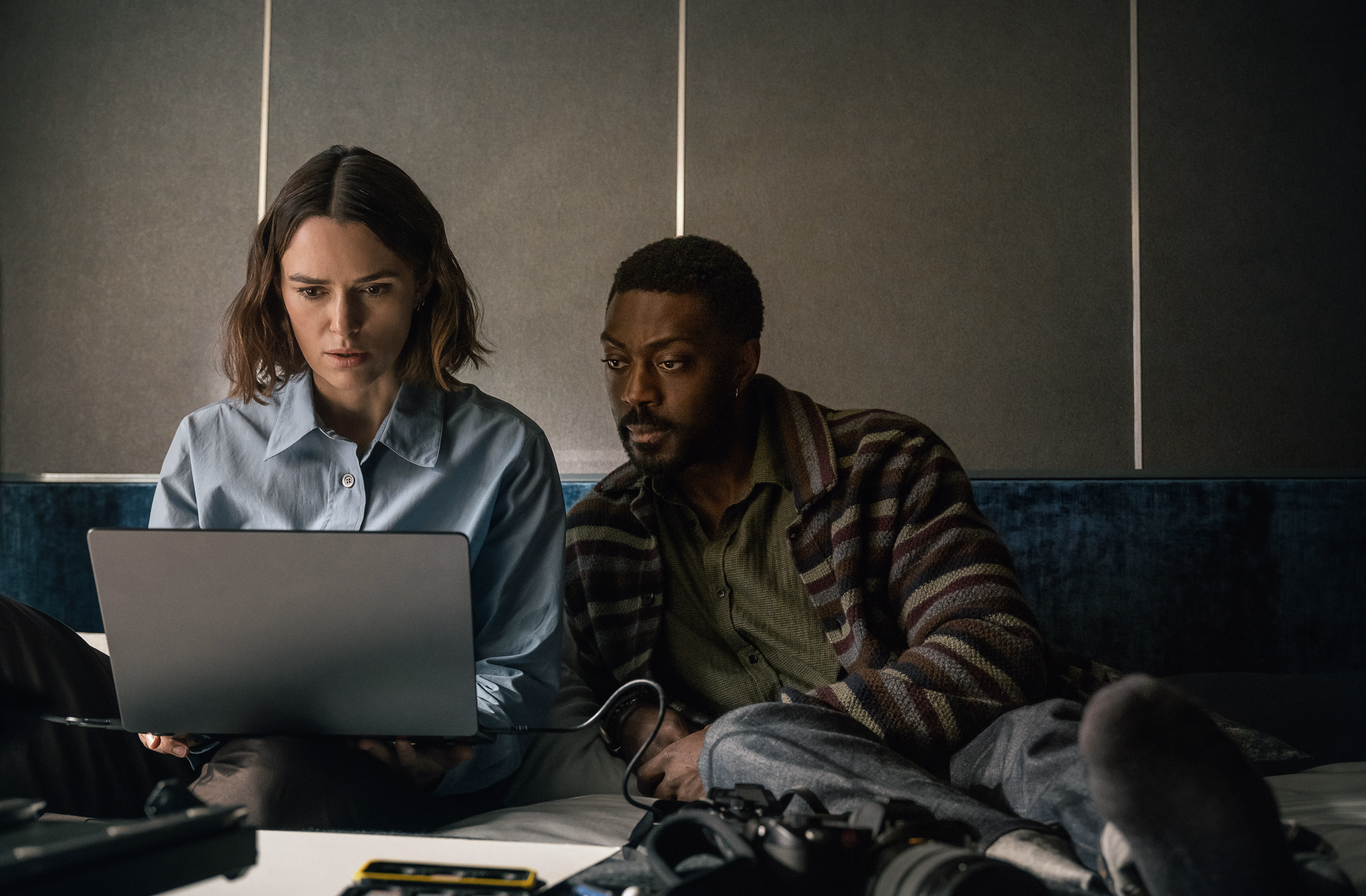 The Woman in Cabin 10 Film İncelemesi Arakat Mag 2025 Netflix Simon Stone Keira Knightley Guy Pearce David Ajala