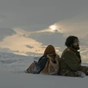 Doğudan Fragmanlar Film İncelemesi Arakat Mag 2025 Erkan Yazıcı Antalya Uzun Metraj Güldestan Yüce Turgay Atalay Elvin Köse