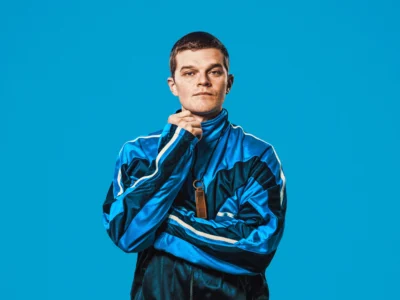 I Swear Film İncelemesi Arakat Mag 2025 Kirk Jones Robert Aramayo Peter Mullan Maxine Peake