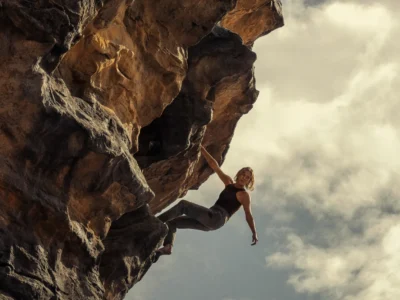 Apex Film İncelemesi Arakat Mag 2026 Netflix Türkiye Baltasar Kormakur Charlize Theron Taron Egerton Eric Bana