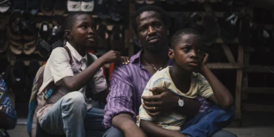 My Father's Shadow Film İncelemesi Arakat Mag 2025 MUBI Akinola Davies Sope Dirisu Chibuike Marvellous Egbo Godwin Egbo MUBI